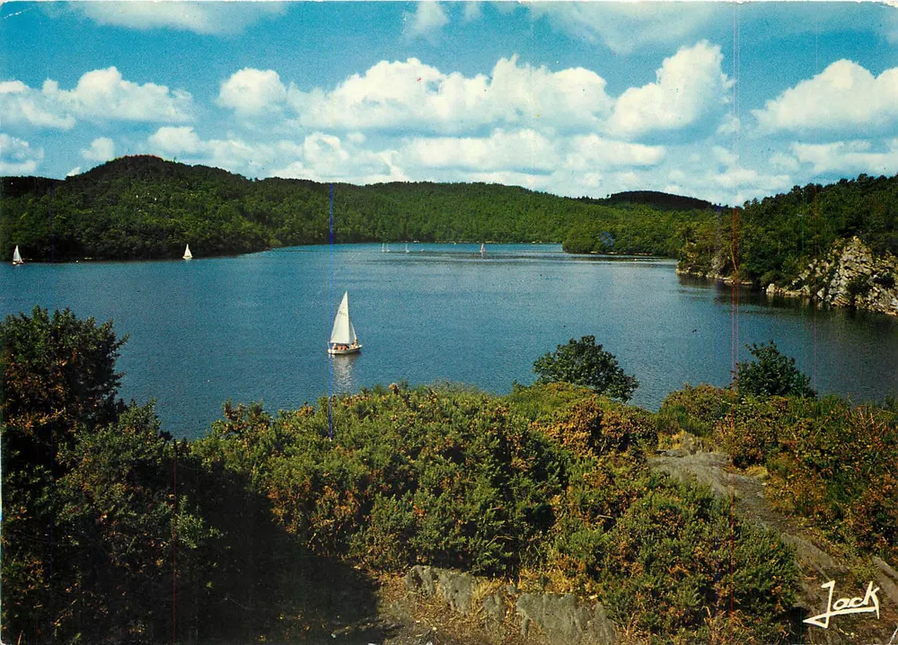 Lake Guerlédan — panoramische uitzicht met zeilboten — Jack - Voorkant