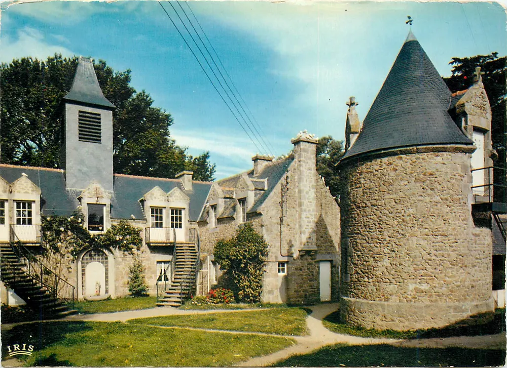 Notre-Dame du Roc - Cour intérieure — Dinard — editor Aérium Hélios Marin, n° 230 - Frente