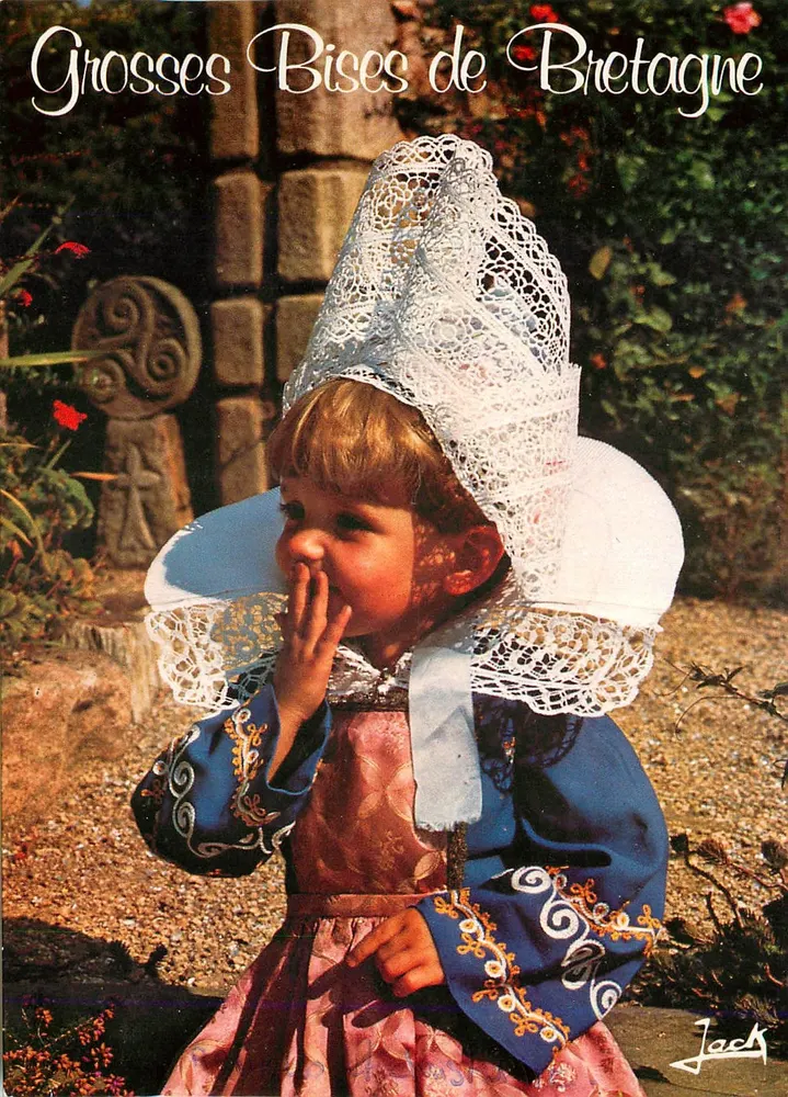 Menina em traje de Fouesnant — Grandes Beijos da Bretanha — Jack - Frente