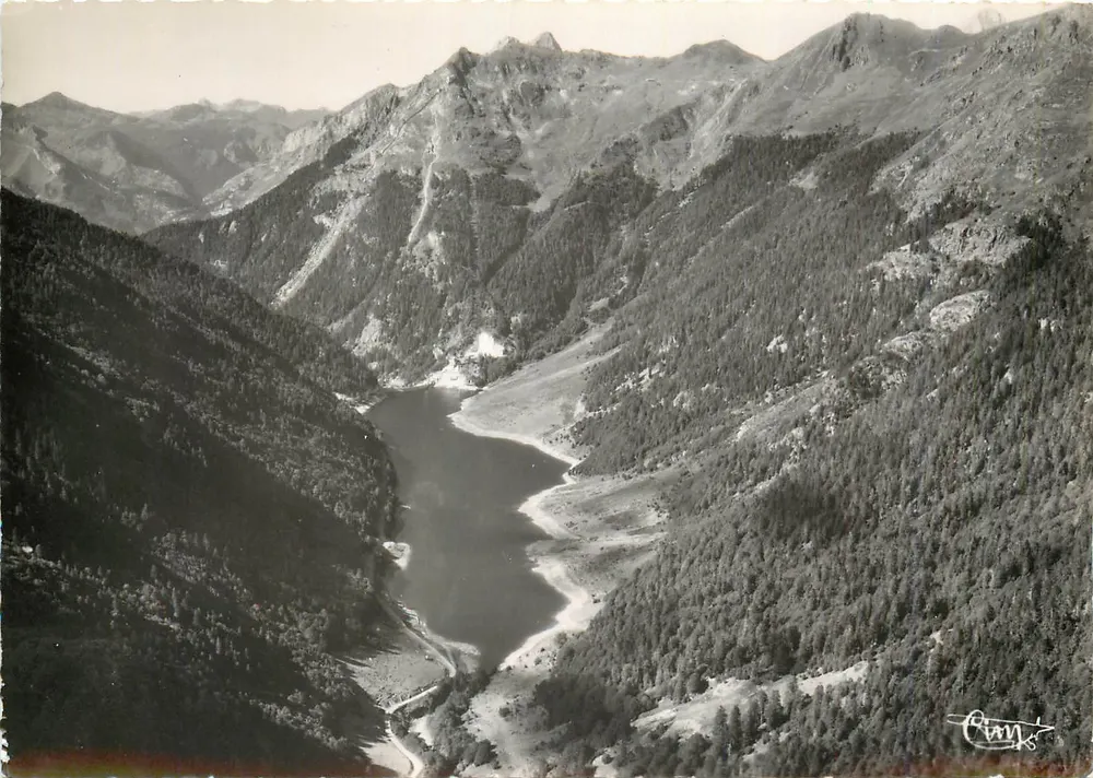 Fabrègues (B.-Pyr.) — Luftbild — Staudamm und Pic de la Sagette (1940 m.) — Aériennes Combier Editions - Vorderseite