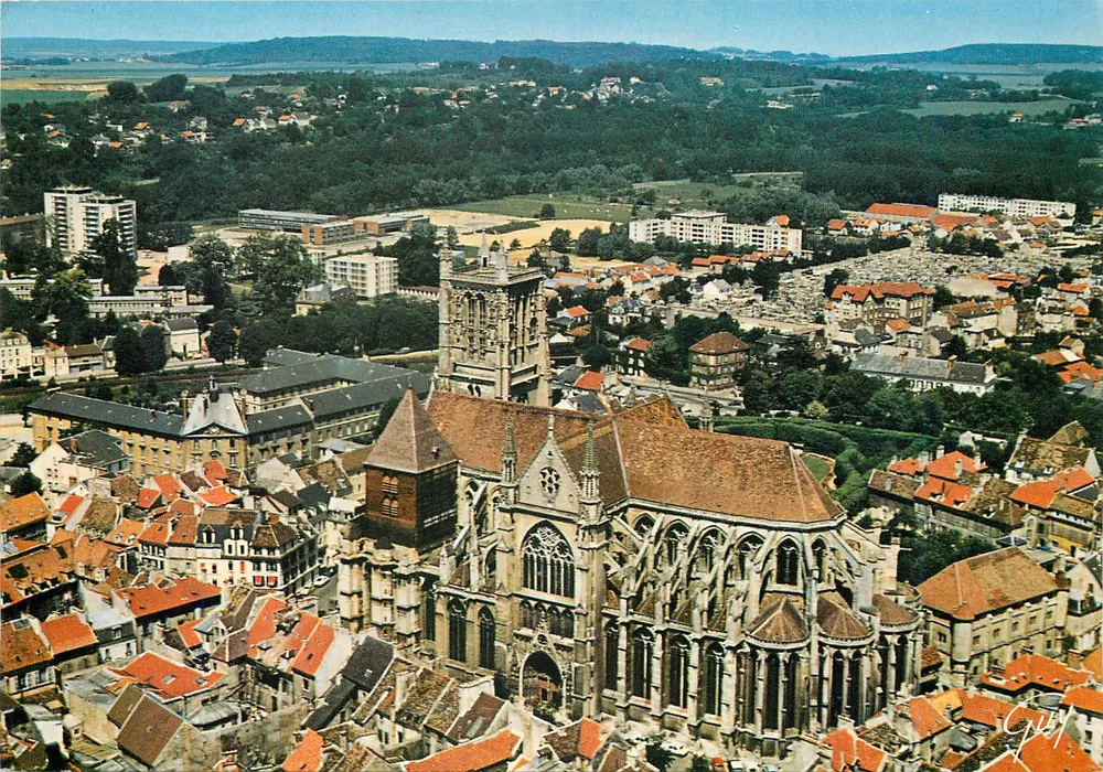 Meaux (Seine-et-Marne) — La cathédrale Saint-Étienne (XIIIe et XVIIe siècles) : la façade sud, le portail consacré à Saint-Étienne et le chevet - Recto