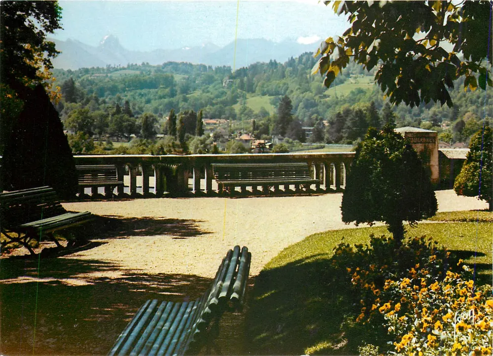 PAU (B.-Pyr.) - Capital del Béarn — Los Boulevards de las Pirineos — En el horizonte, el Pic du Midi d'Ossau — Ediciones de Arte 'YVON' - Anverso