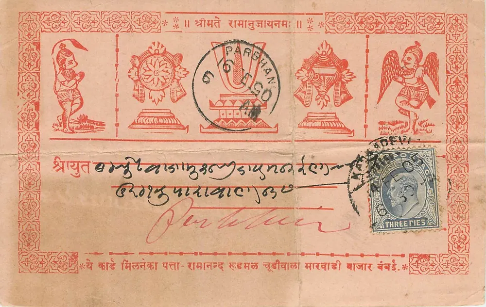 Carta postal indiana — decorações vermelhas, selo de três pence, carimbo de Parbhan — verso: escrita manuscrita em escrita devanagari - Frente