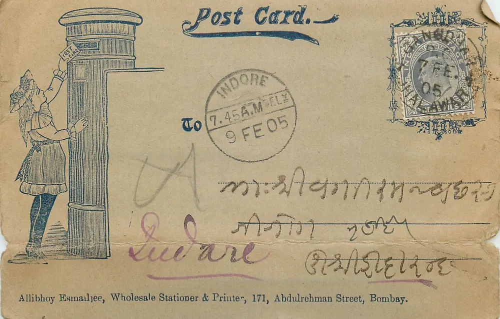 Mulher ao lado de um caixa postal — Allibhoy Esmailjee, Indore — número de série não visível - Frente