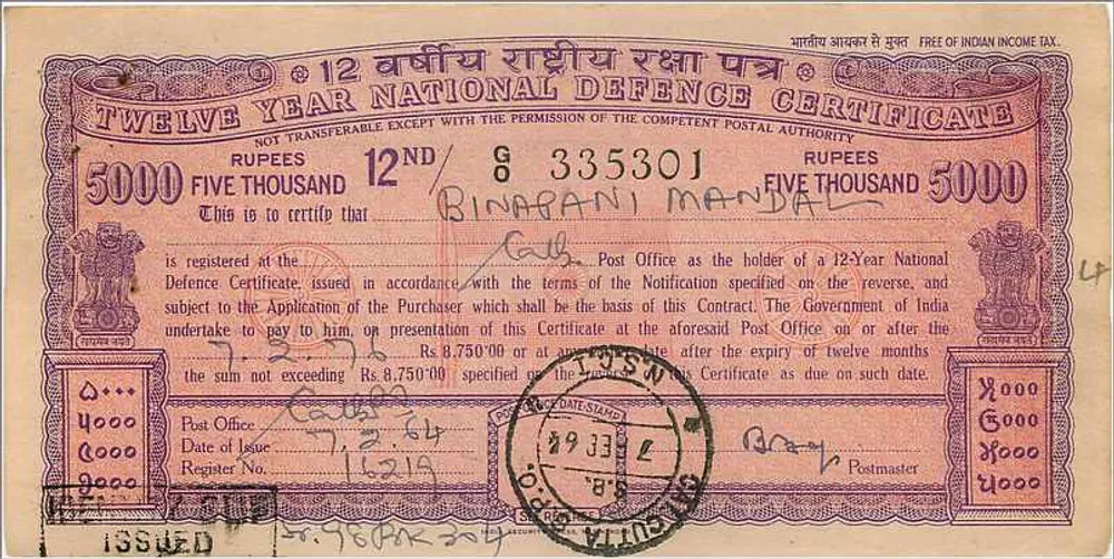 Nationaal verdedigingscertificaat — 12 jaar — 5000 roepie — uitgegeven door het departement economische zaken, India — serie 335301 — Binafani Mandal - Achterkant