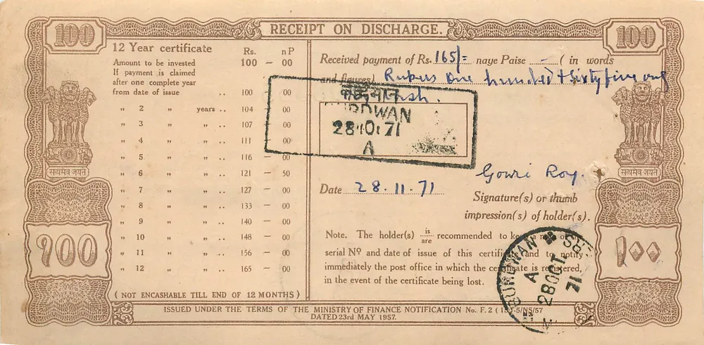 Certificado de colocação nacional de 12 anos — 100 roupias — emitido pela Índia — destinatário Gouri Roy — selo e carimbo do escritório postal de Dhanwan - Frente