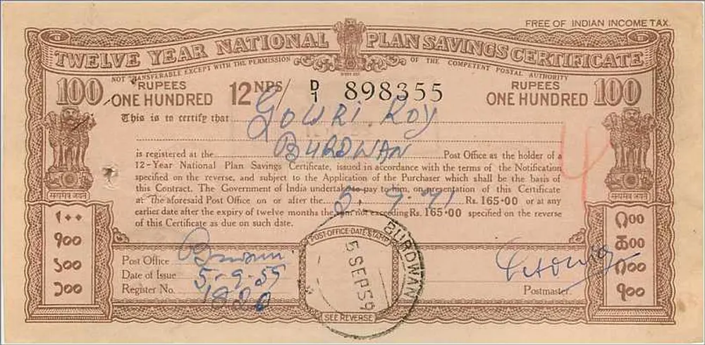 Certificado de colocação nacional de 12 anos — 100 roupias — emitido pela Índia — destinatário Gouri Roy — selo e carimbo do escritório postal de Dhanwan - Verso