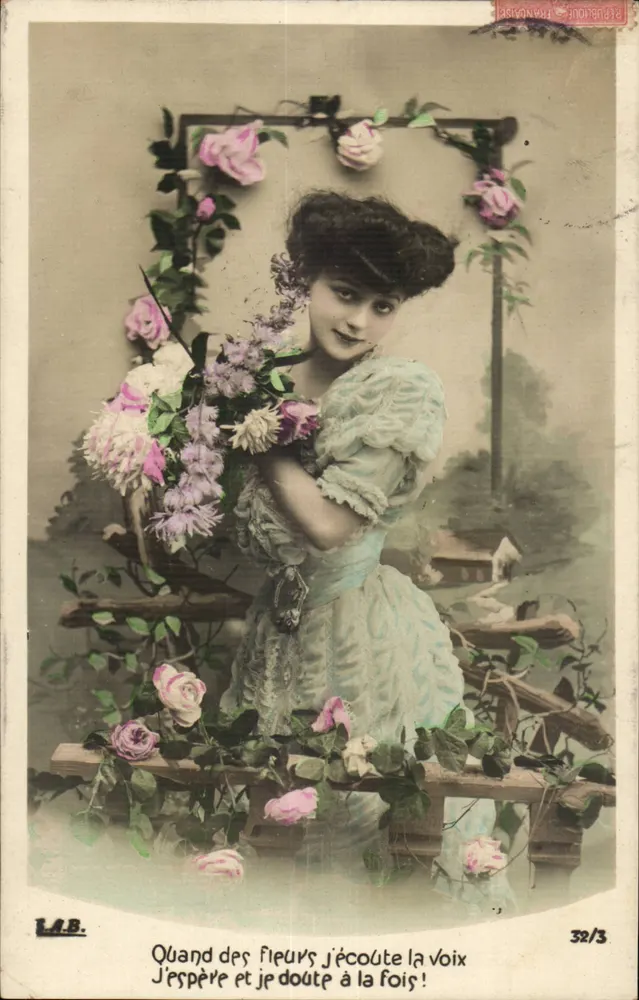 Jeune femme avec bouquet de fleurs — L.A.B. — n° 32/3 - Recto