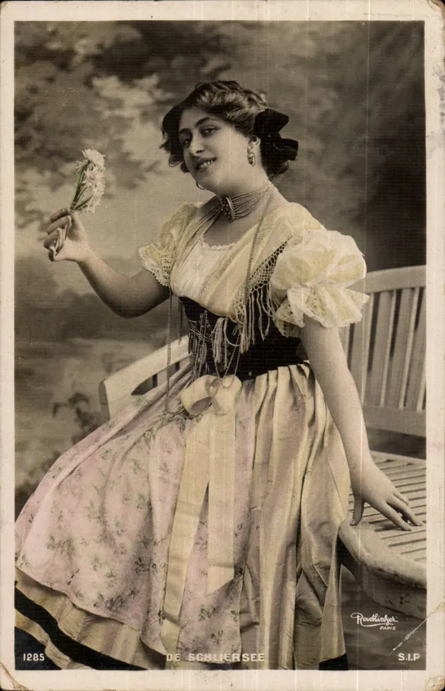 De Schliersée — Portrait d'une femme en robe à motifs tenant une fleur — Revellinger, Paris, n°1285 - Recto