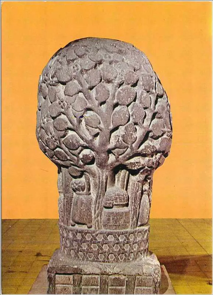 Kalpadruma – Indian Museum — Geschnitzte Baum-Statue - Vorderseite