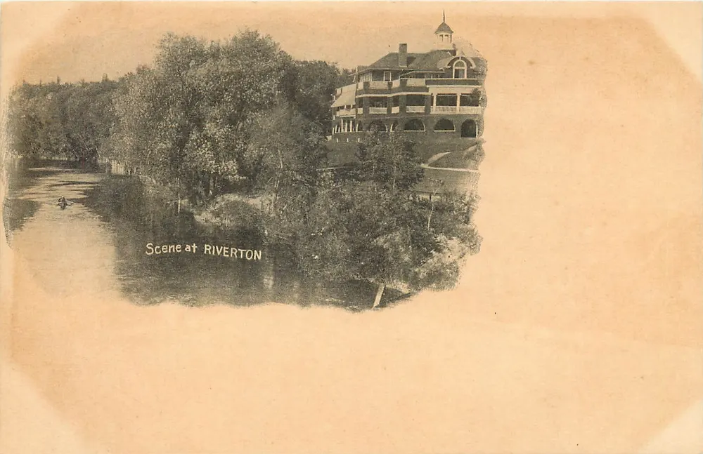Scène à Riverton — vue d'un bâtiment sur un cours d'eau — souvenir de Portland, ME - Recto