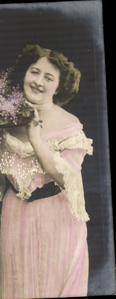 Femme en robe rose tenant un bouquet — éditeur non identifié - Recto