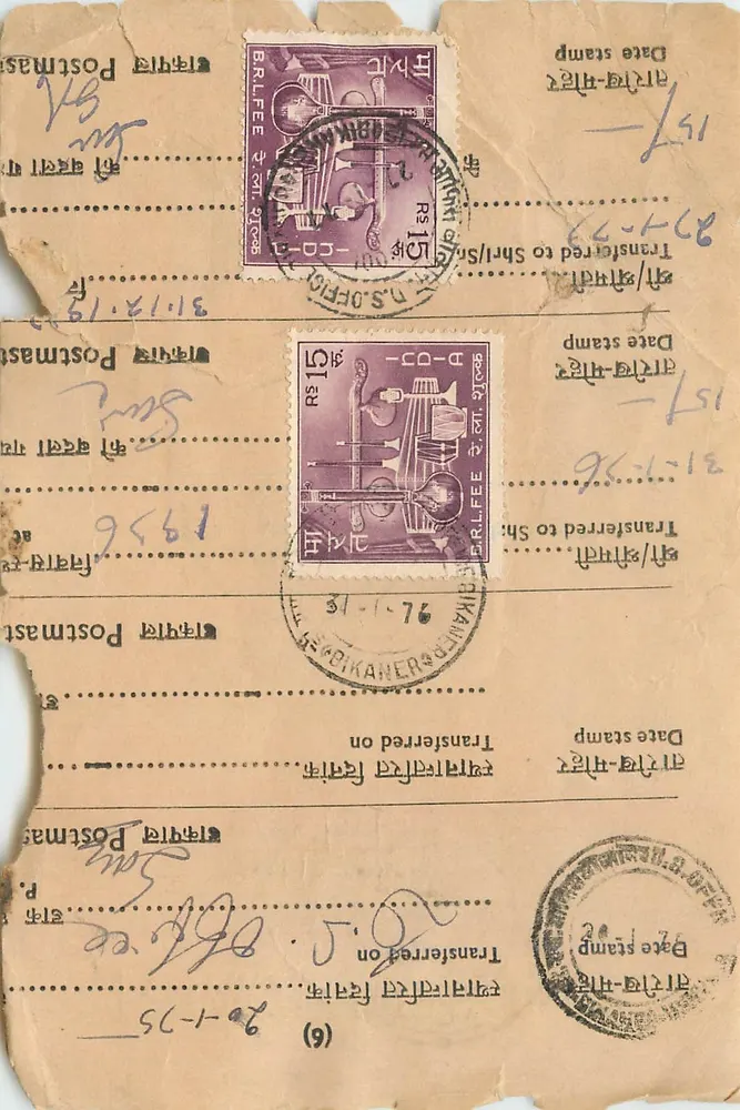 Cartão postal do serviço postal indiano — selos de 15 roupis, carimbos de escritório e menções de transferência — editor B.R.L.F.E.E. - Frente