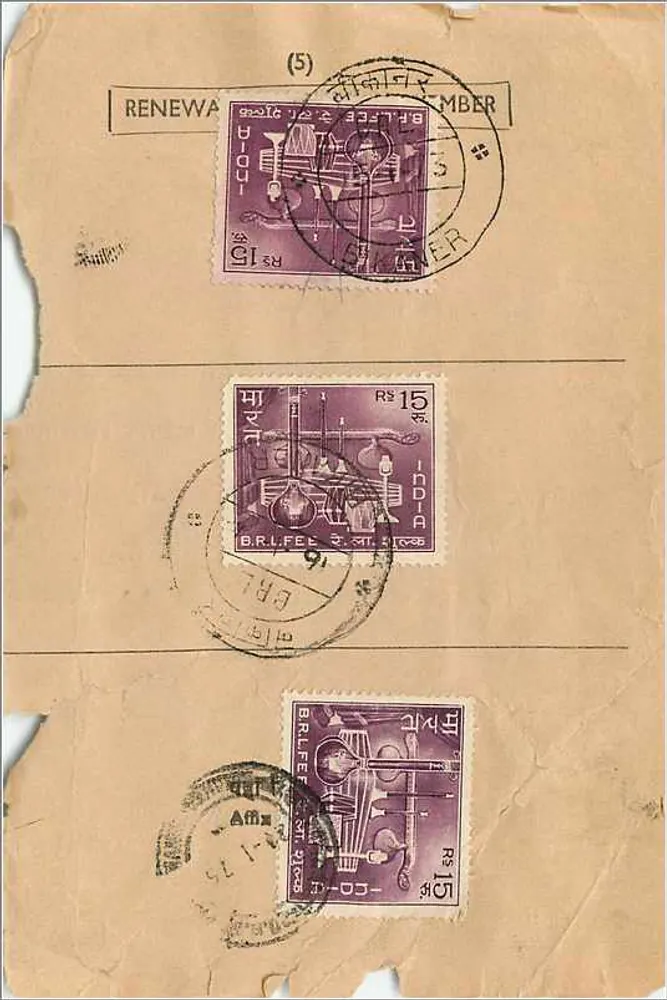 Cartão postal do serviço postal indiano — selos de 15 roupis, carimbos de escritório e menções de transferência — editor B.R.L.F.E.E. - Verso