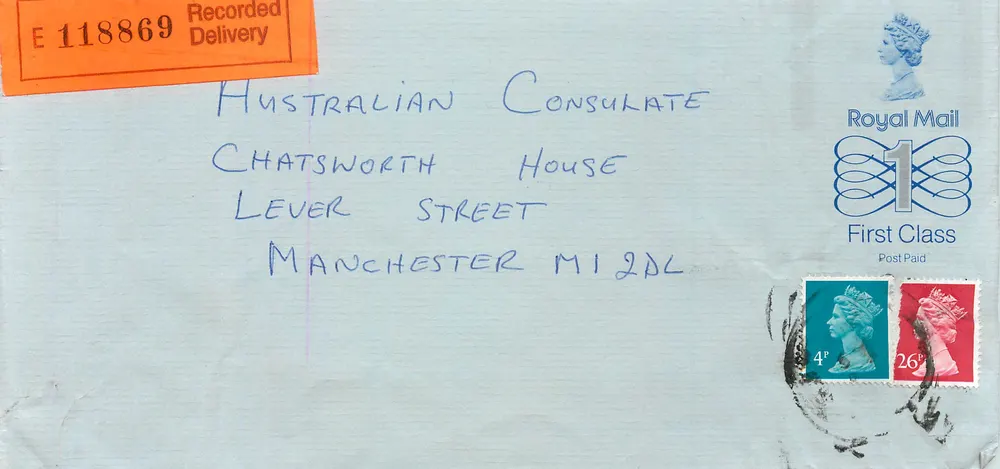 Ansichtskarte an das australische Konsulat in Manchester — Royal Mail, Stempel 4p und 26p, sichtbare Stempelung - Vorderseite