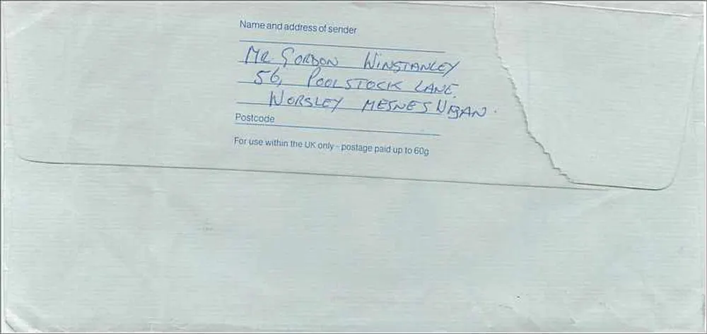 Ansichtskarte an das australische Konsulat in Manchester — Royal Mail, Stempel 4p und 26p, sichtbare Stempelung - Rückseite