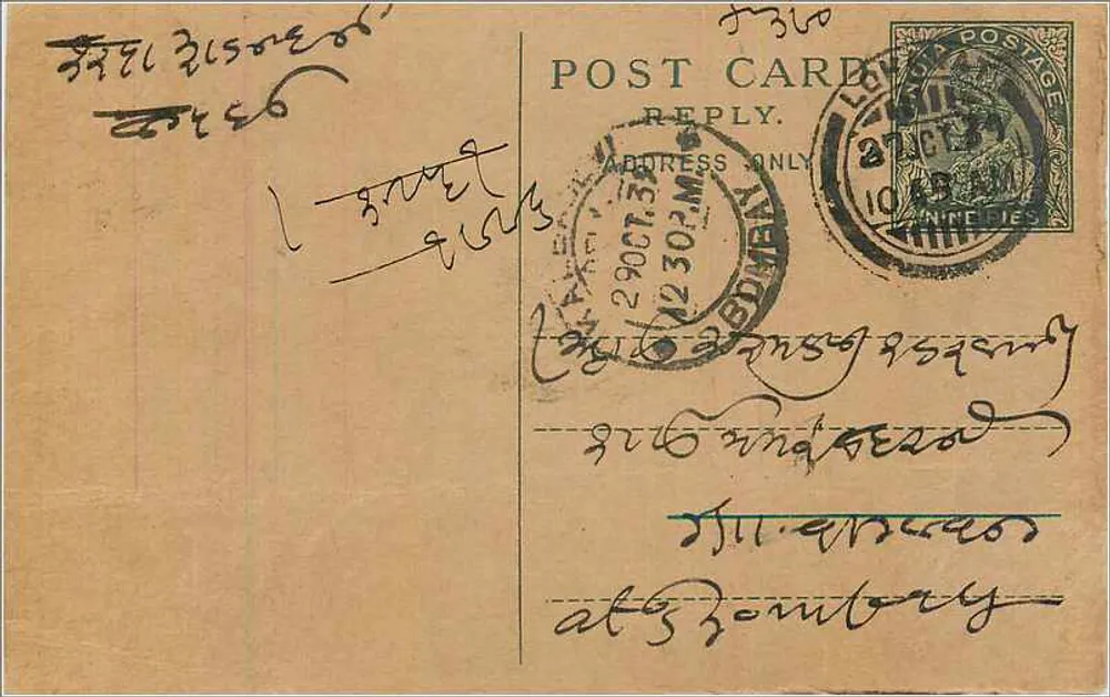 Carta postal enviada de Bombaim — texto em escrita devanagari — selo e carimbo indianos - Frente