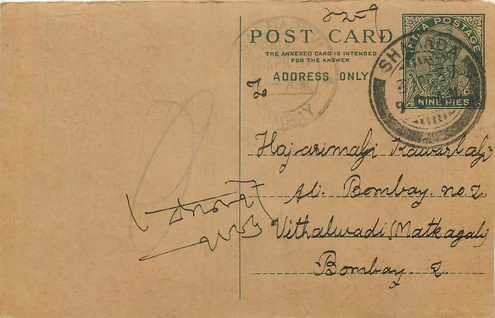Carta postal indiana — texto em escrita devanagari — selo de 9 pies — destinatário em Bombaim - Frente