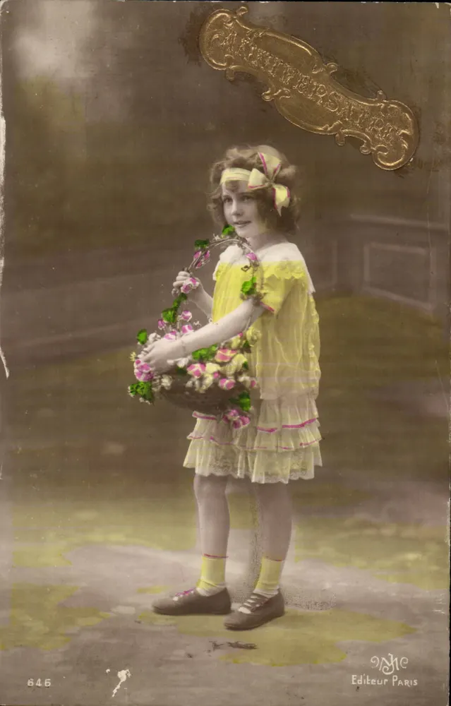 Mädchen in gelber Kleidung mit Blumenkorb — Geburtstag — Verlag NME Paris n°646 - Vorderseite