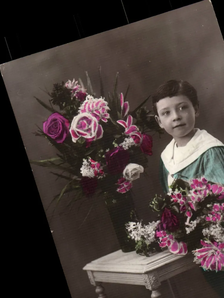 Kind mit Blumenbouquet — Antike Ansichtskarte - Vorderseite