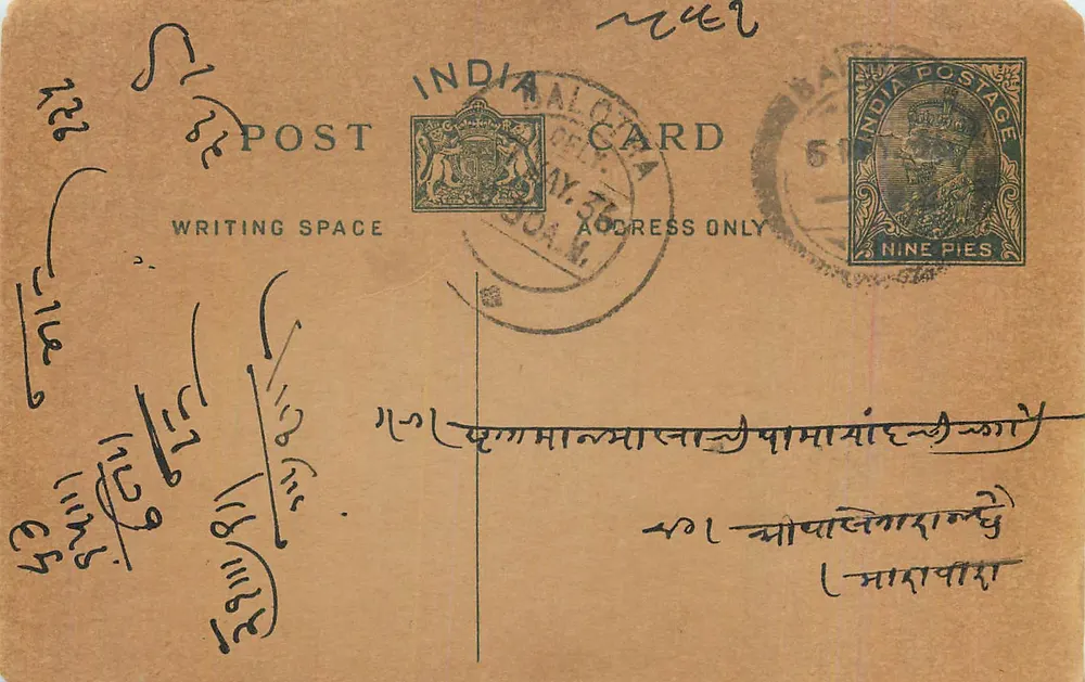Carta postal indiana — texto em escrita devanagari — carimbo de 9 pence e carimbo de Alloa - Frente