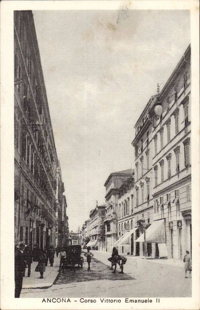 Ancona - Corso Vittorio Emanuele II — Ansicht einer Straße mit Fußgängern und Fahrzeug — Agenzia Giornalistica Luigi Solterini - Vorderseite