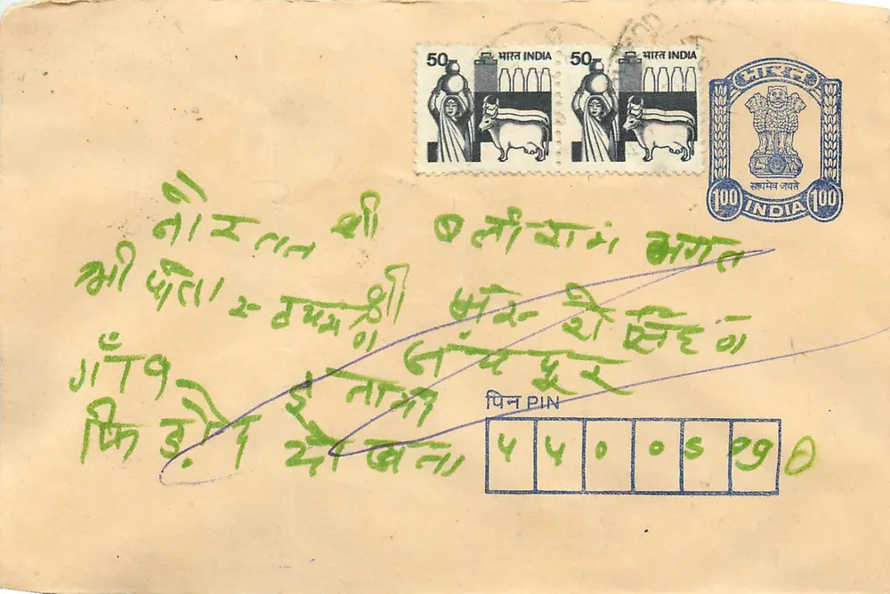 Carta postal indiana — texto em escrita devanagari — selos de 50 e 100 rupias - Frente