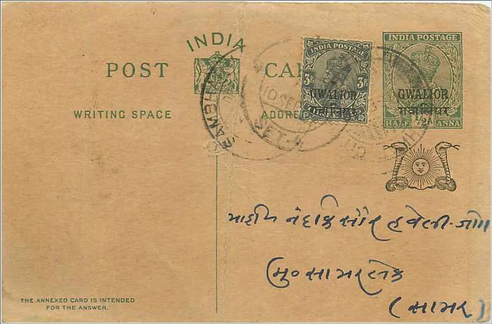 Gwalior — carta postal indiana com selos e escrita em devanagari — editor indiano - Frente