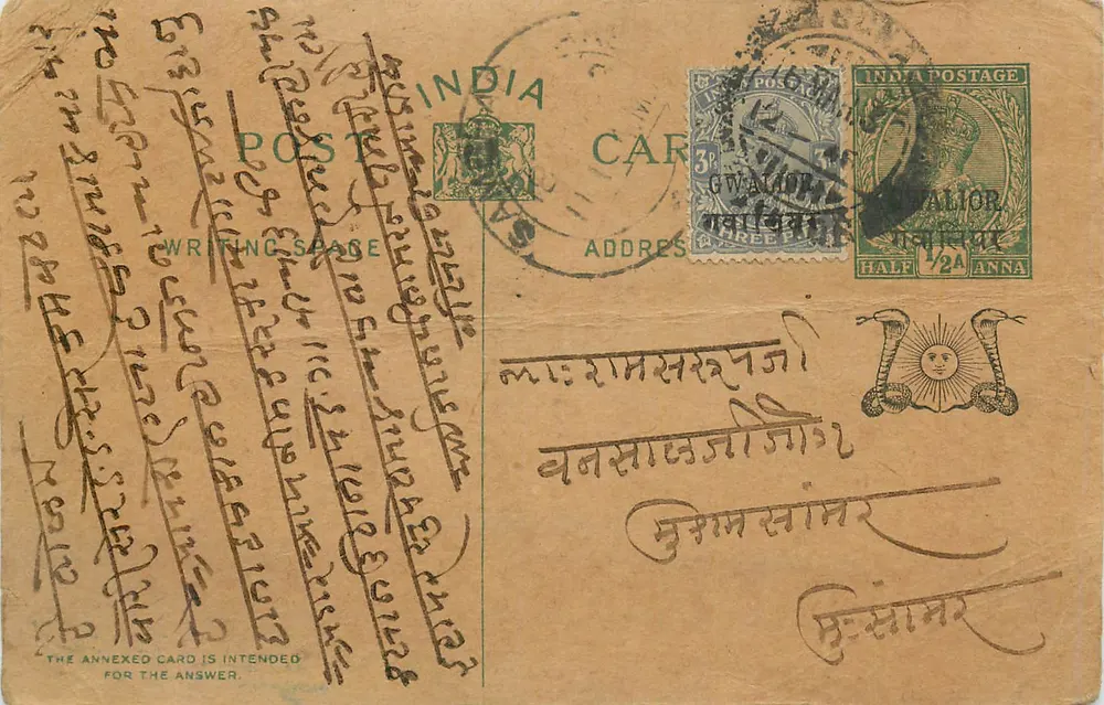 Gwalior — cartão postal indiano com selos e escrita em devanagari — editor India Postage - Frente