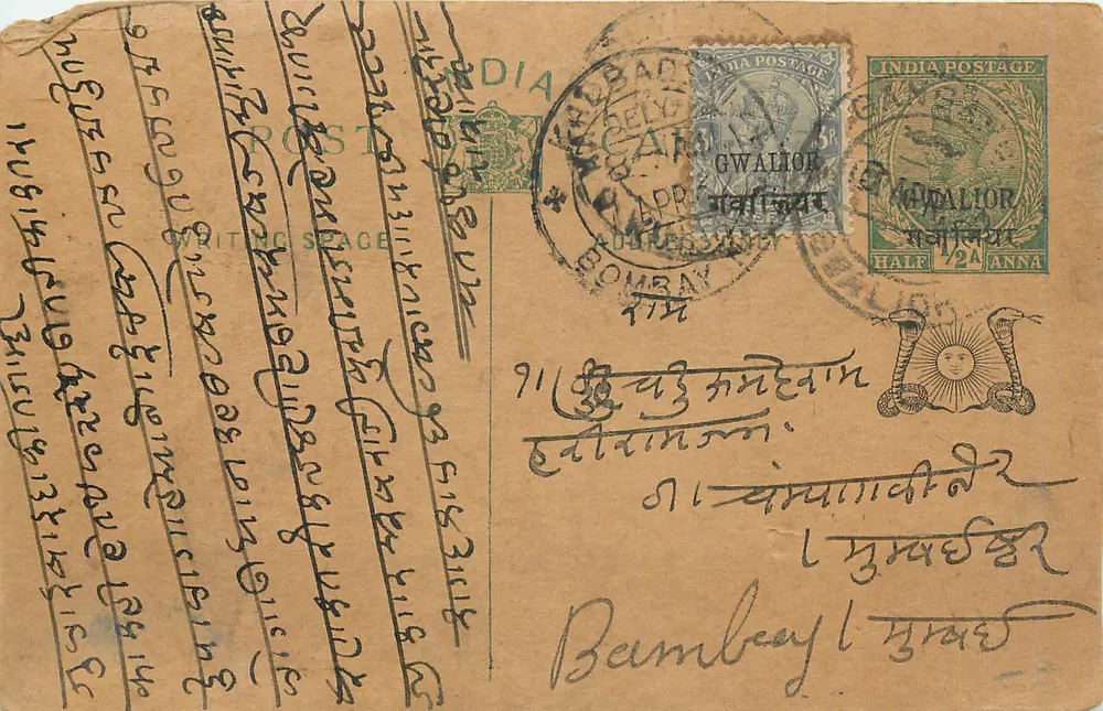 Carta postal enviada de Gwalior para Bombay — texto em escrita devanagari e inglês — selos e carimbo de obliteração - Frente