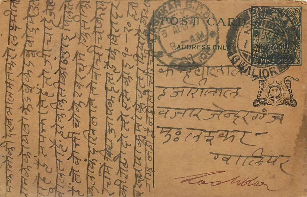 Carta postal da Índia colonial — texto em escrita devanagari — selo e carimbo de Gwalior - Frente
