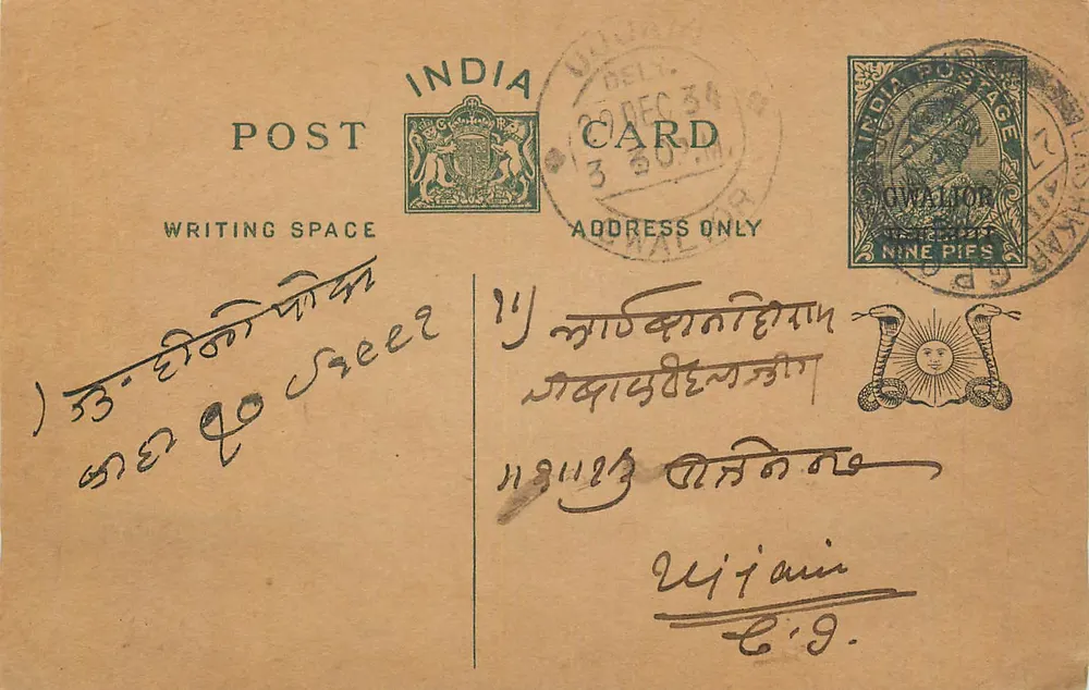 Carta postal indiana — texto em escrita devanagari — selo de 9 pias — carimbo de Udaipur - Frente