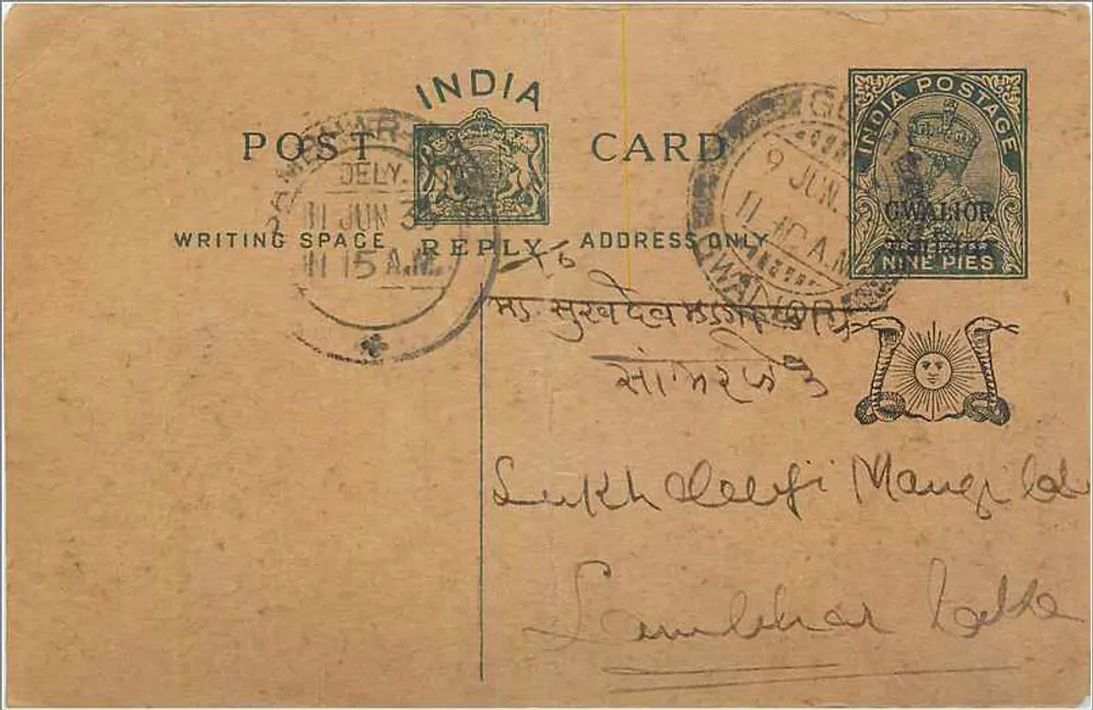 Carta postal indiana — texto em escrita devanagari — carimbo de 9 pence e data postal de 11 de junho de 1915 - Frente