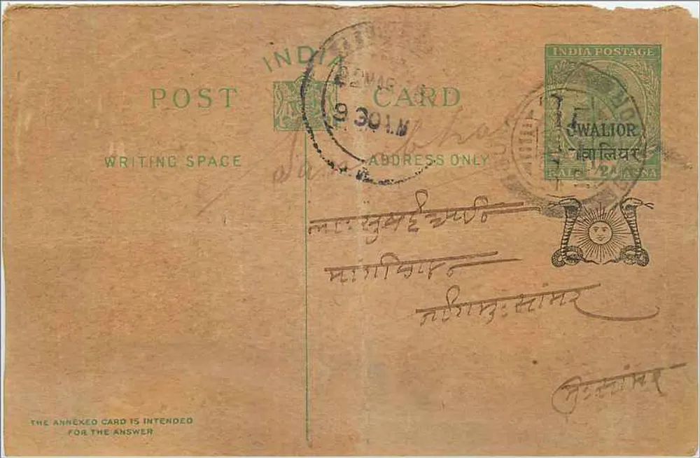 Owaliar — carta postal indiana com selo e escrita em devanagari - Frente