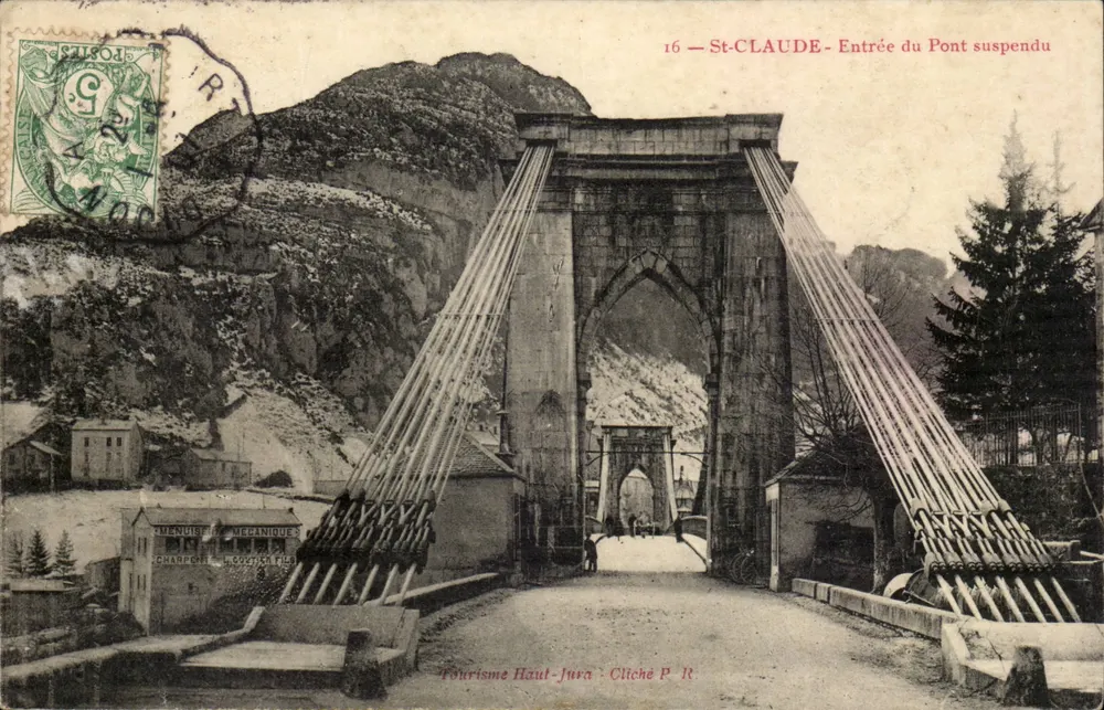 St-CLAUDE — Eingang zur Hängebrücke — Tourismus Haut-Jura, Foto von P. R. - Vorderseite
