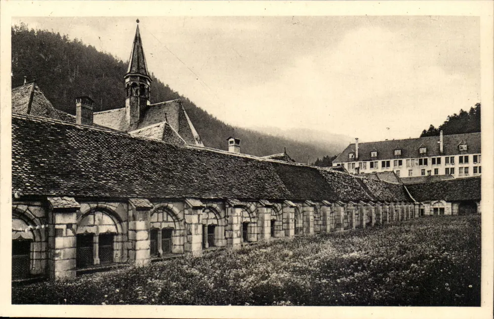 Mosteiro da Grande Chartreuse — Pátio do Grande Claustro — Serv. Comercial Monuments Historiques - Frente