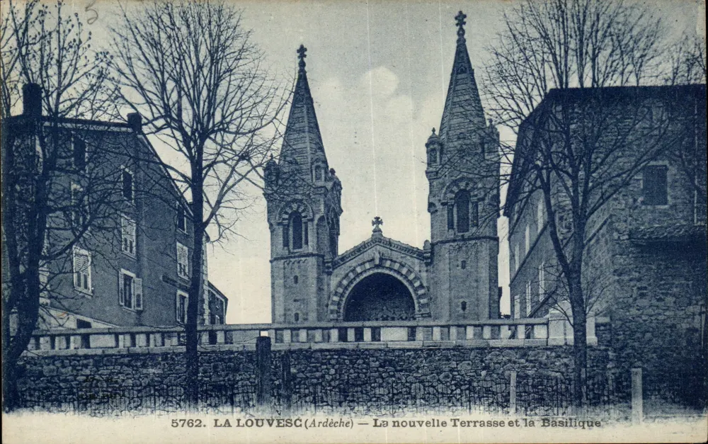 La Louvesc (Ardèche) — Die neue Terrasse und die Basilika - Vorderseite