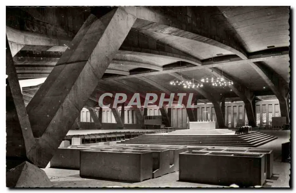 Innenraum der Kirche Sainte-Marie an der Station — Betonarchitektur - Vorderseite