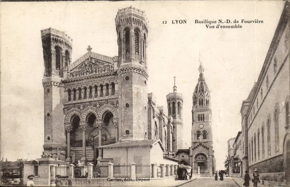 LYON — Basílica N.-D. de Fourvière — Vista geral — Carrière, Édit., Déposé - Frente