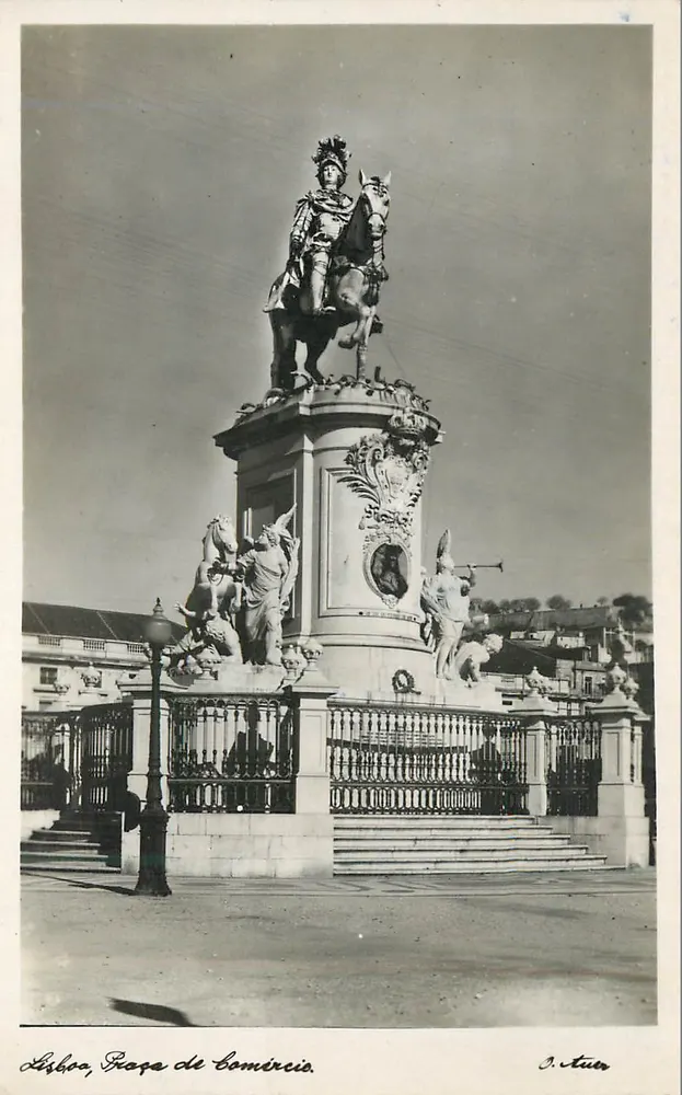 Lisboa, Praça de Comércio — estátua equestre — J. Stuer - Frente