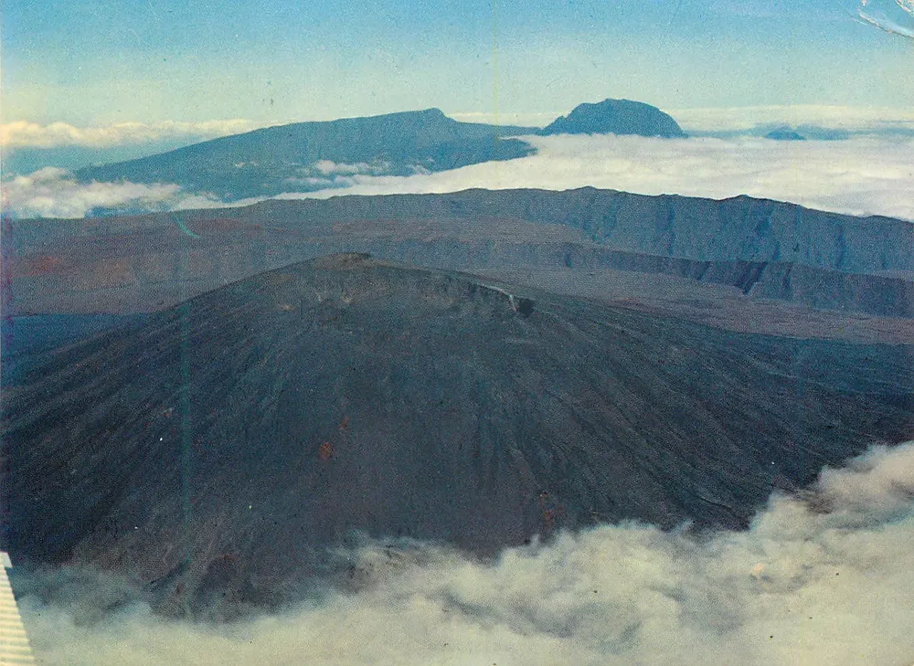 O Piton de la Fournaise — vista aérea — Editions J.C. Denis, n°251 - Frente