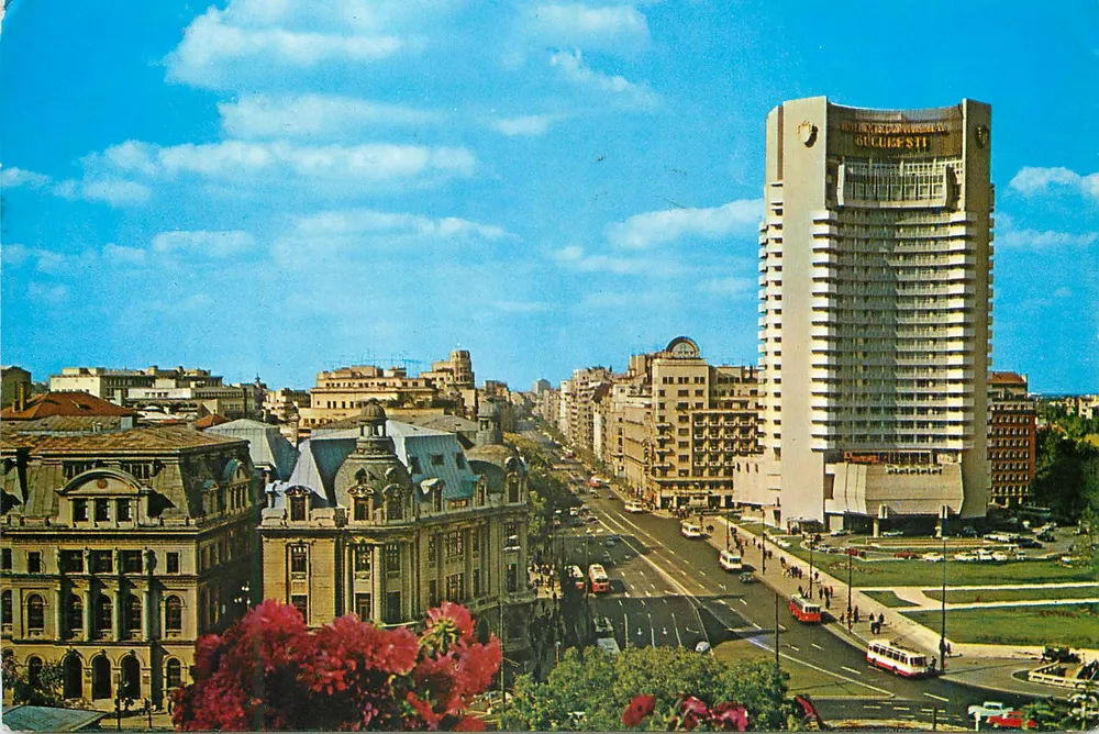Bucareste — vista da rua Nicolae Bălcescu com o hotel Bucareste — Éditura Meridiane - Frente