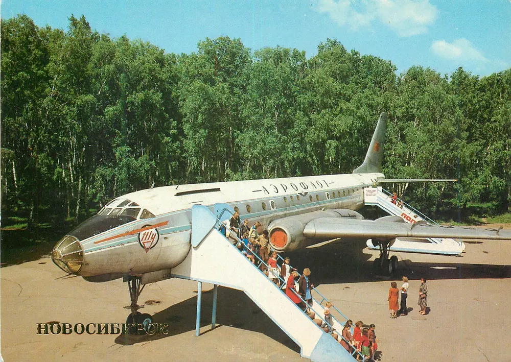 Novosibirsk — Avion d'exposition avec visiteurs — Éditeur Krasny Proletariy, n° 3574 - Recto