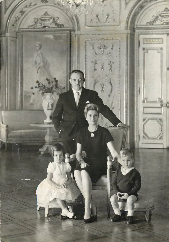 Königliche Familie von Monaco — Porträt in einem reich verzierten Salon — Verlag: Théâtre Amateur, Monaco - Vorderseite