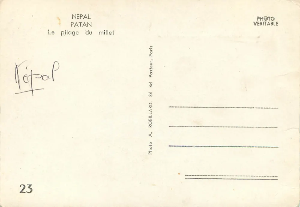 Népal, Patan — Le pilage du millet — Photo A. Robillard, Paris - Verso