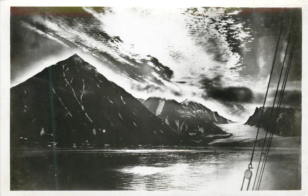 Magdalena Bay — vista de montanhas e glaciar — editor Chenés Trenchard - Frente