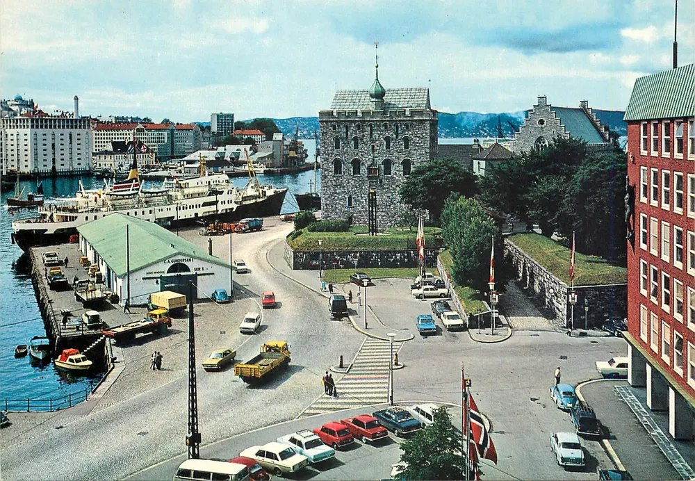 Bergen — Havnen med Håkonshallen — Grakø Kortforlag A/S - Recto