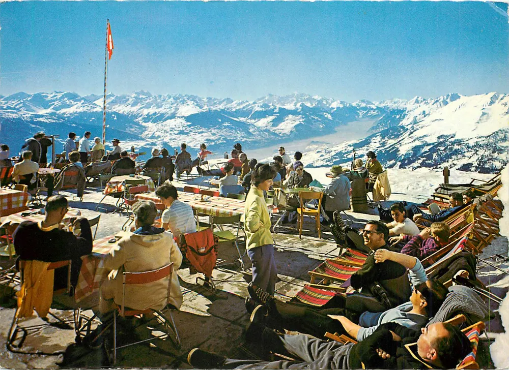 Terrasse des Restaurants Bella-Lui — Crans s/Sierre — Aussicht auf den Mont Blanc und den Mont Carvin - Vorderseite