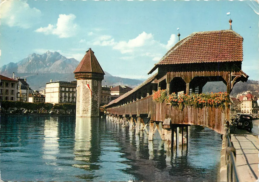 A Ponte da Capela em Lucerna — vista com a torre do relógio e as montanhas em segundo plano — editor M. Rolland, n° 4770 - Frente