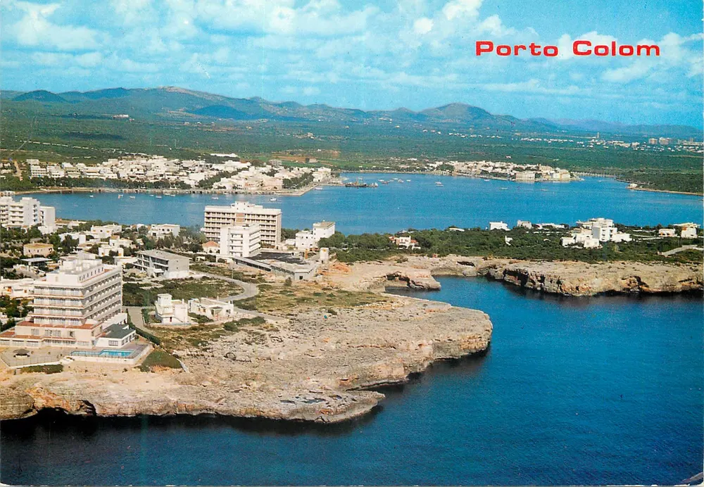 Porto Colom — vista aérea do porto e dos edifícios — editor ICARIA graf - Frente
